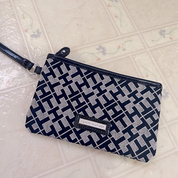 Tommy Hilfiger Wristlet Wallet - Picture 1 of 2